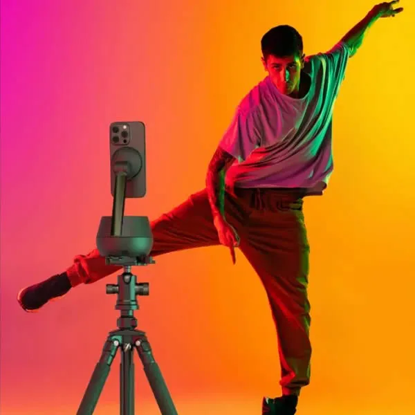 BELKIN Stage Auto-Tracking Stand Pro with DockKit